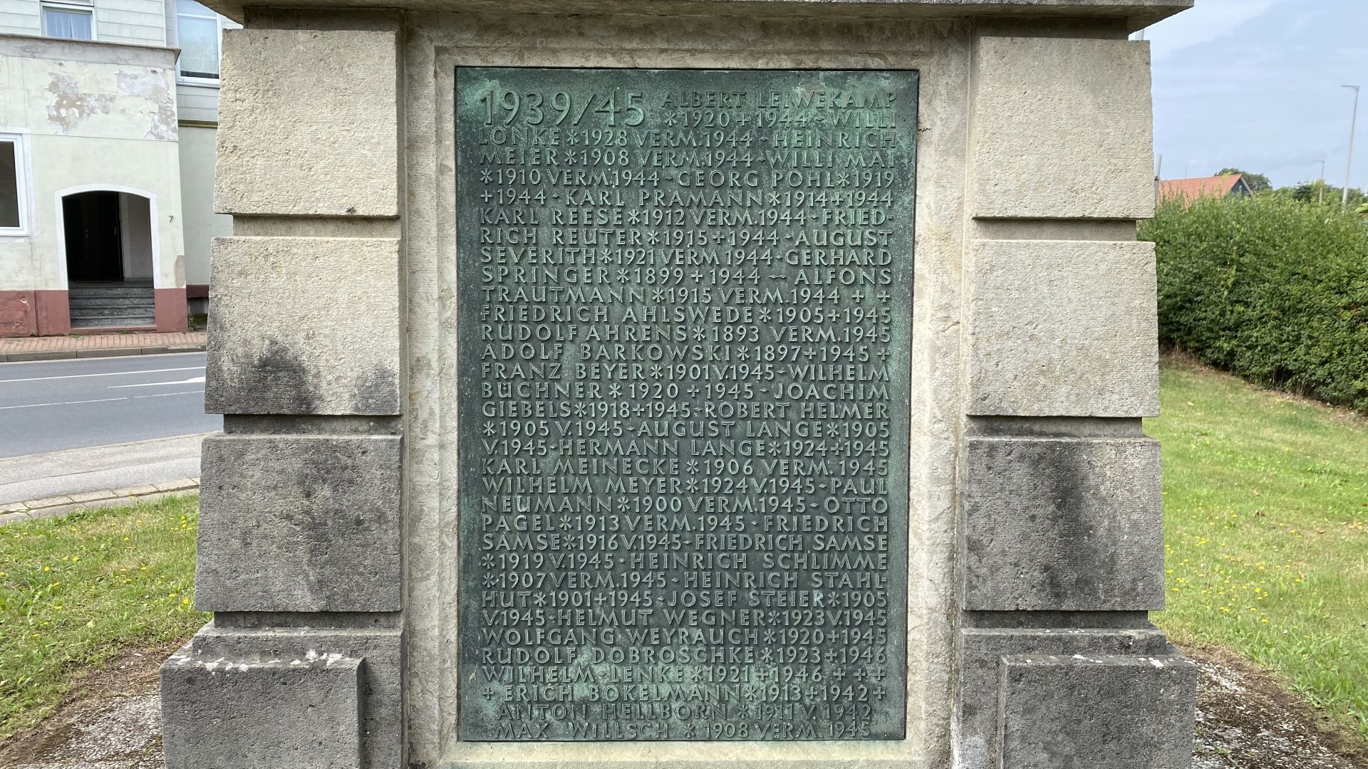 Kriegerdenkmal von 1921 in Eschershausen, Ortsteil Scharfoldendorf, mit der ersten Tafel der Gefallenen des Zweiten Weltkrieges